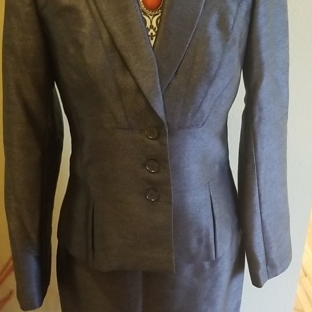 Skirt suit